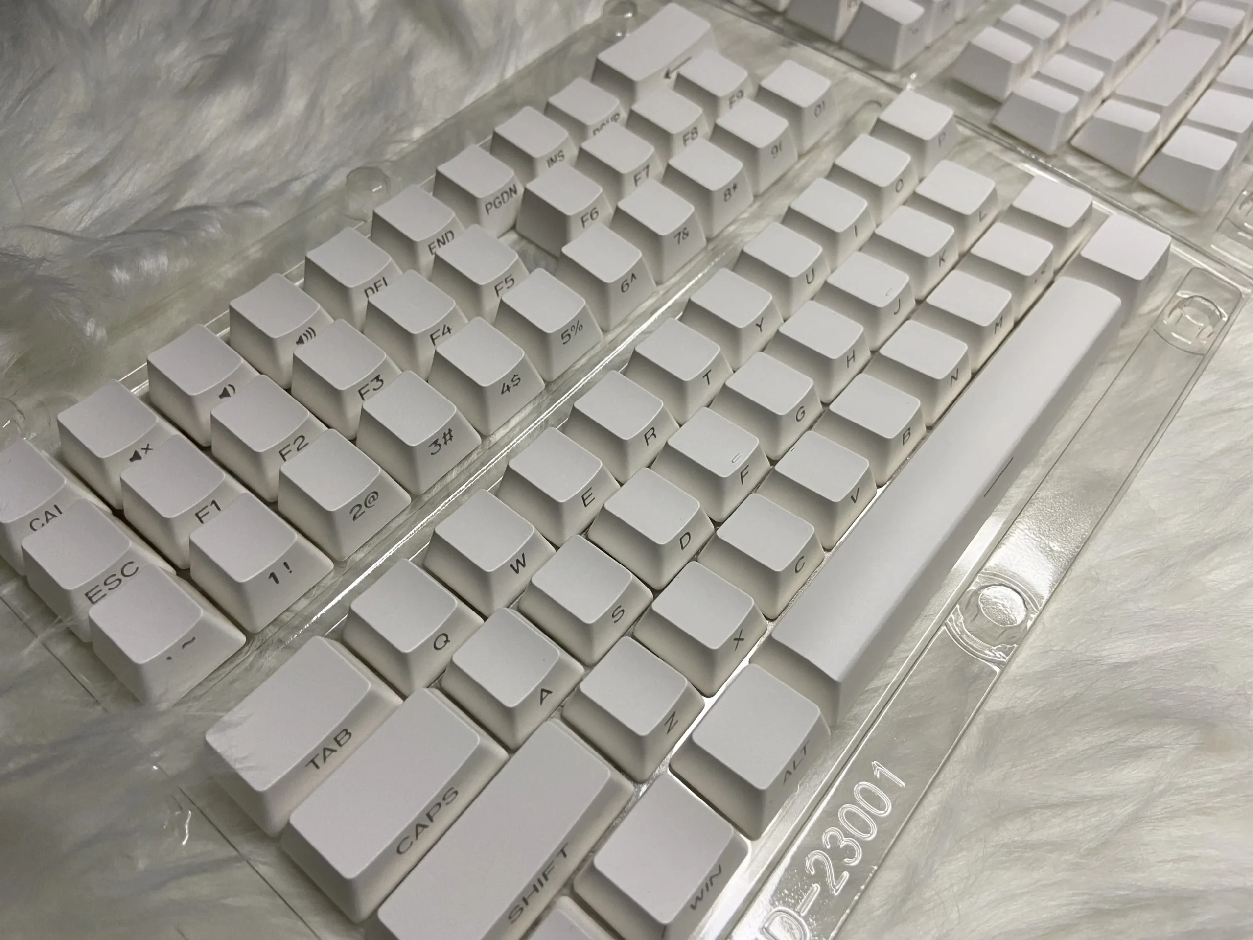 IMG_2174-scaled-1.webp White Solid PBT Double-Shot Side-Printed Cherry-Profile Shine-Through 132-Keys Keycap - Image 1